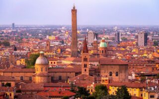Guida a Bologna: un viaggio nella città delle torri, dei portici e del sapere
