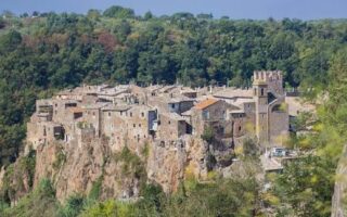 Calcata: il borgo sospeso sul tufo dove gli artisti hanno scelto di restare