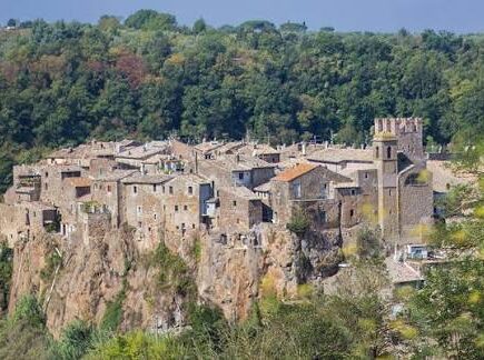 Calcata: il borgo sospeso sul tufo dove gli artisti hanno scelto di restare