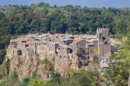 Calcata: il borgo sospeso sul tufo dove gli artisti hanno scelto di restare