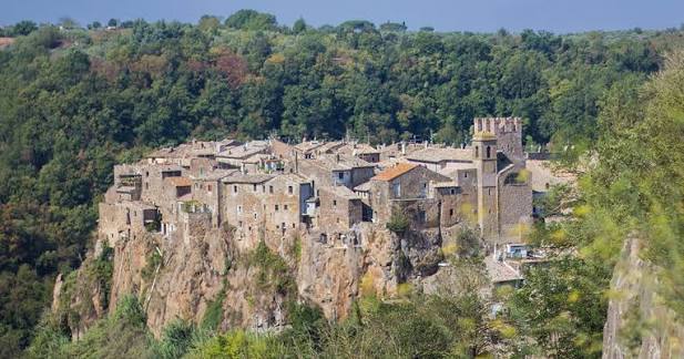 Calcata: il borgo sospeso sul tufo dove gli artisti hanno scelto di restare