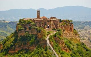 Civita di Bagnoregio, la città che muore, si visita meglio in estate all'alba o al tramonto. Guida completa: cosa vedere, come arrivare, cosa sapere prima.