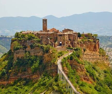 Civita di Bagnoregio, la città che muore, si visita meglio in estate all'alba o al tramonto. Guida completa: cosa vedere, come arrivare, cosa sapere prima.