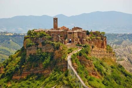 Civita di Bagnoregio, la città che muore, si visita meglio in estate all'alba o al tramonto. Guida completa: cosa vedere, come arrivare, cosa sapere prima.