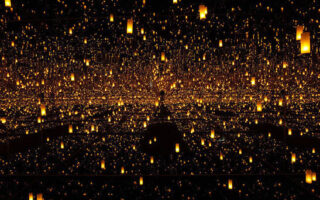 Yayoi Kusama: se n'è andata la donna che trasformava le allucinazioni in infinito