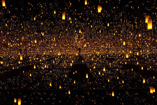 Yayoi Kusama: se n'è andata la donna che trasformava le allucinazioni in infinito