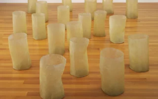 Eva Hesse: il corpo del materiale e la vita che si mette nell'opera