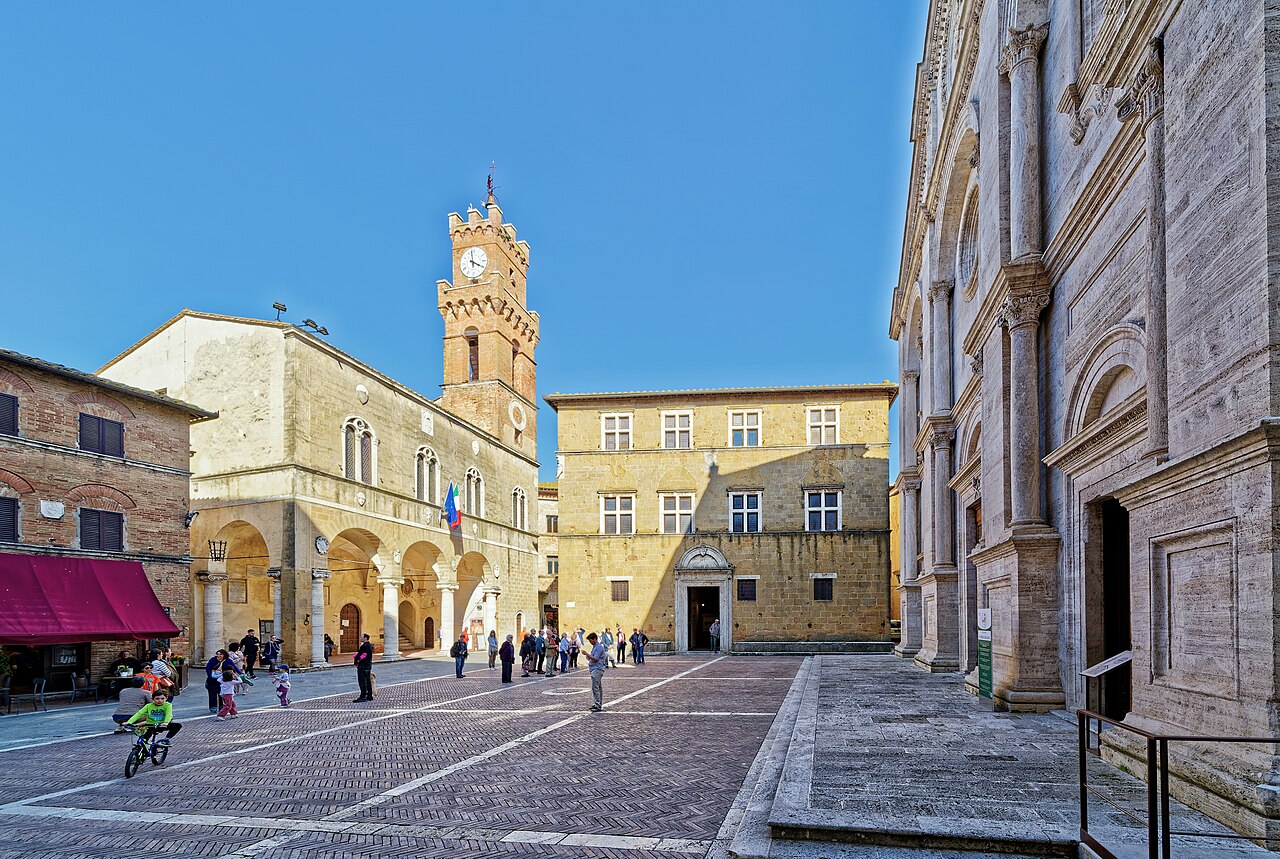 Piazza Pio II a Pienza con il Palazzo Comunale e la torre