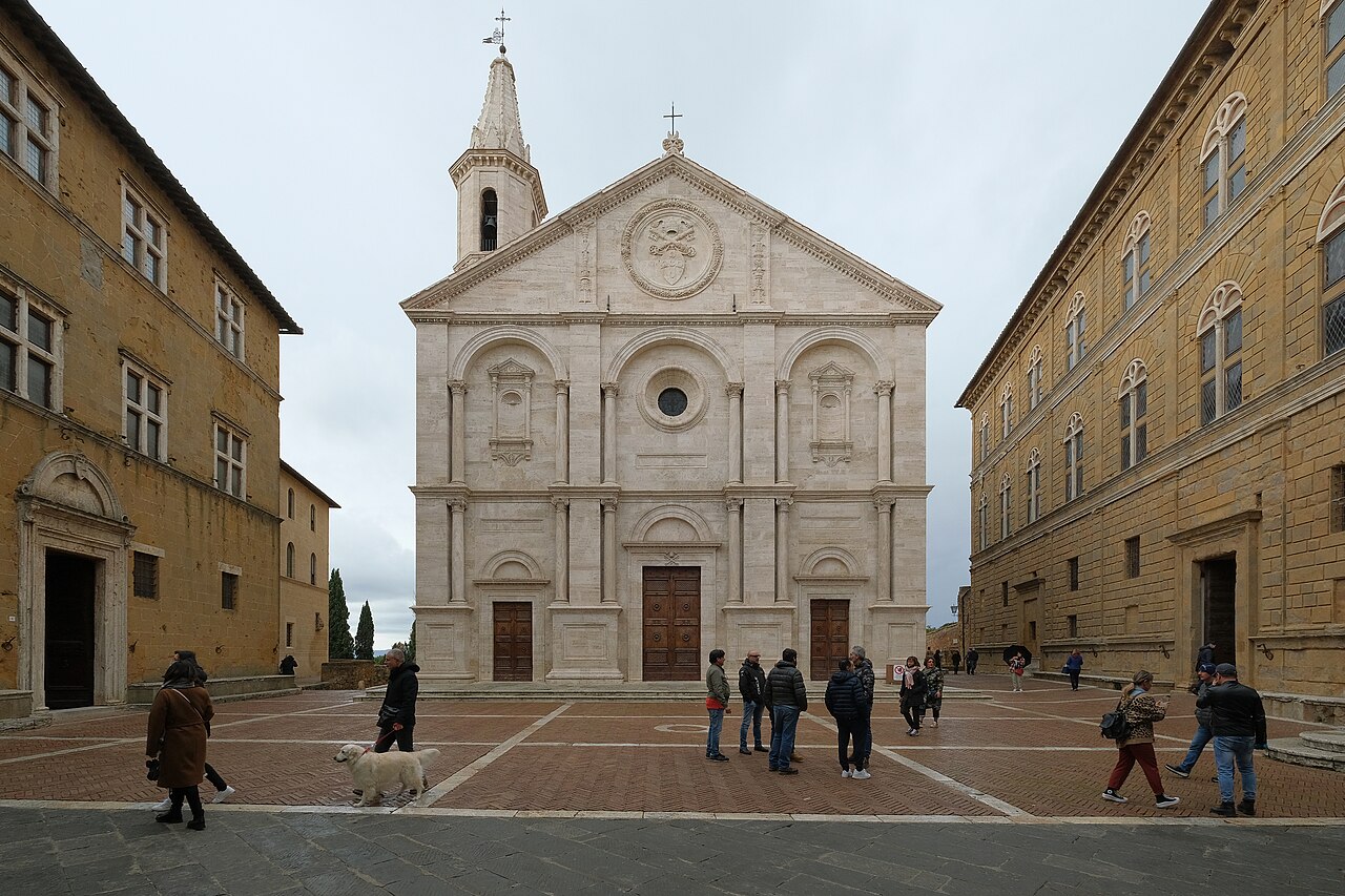 Facciata in travertino del Duomo di Pienza in Piazza Pio II