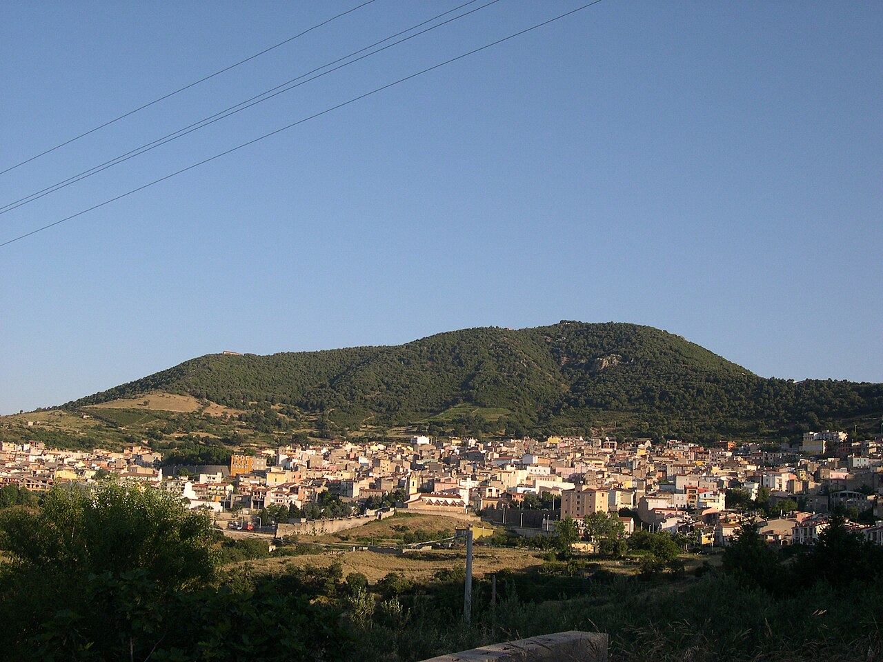 Panorama di Orgosolo ai piedi delle montagne della Barbagia
