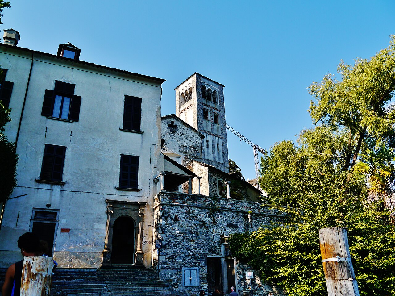 Esterno della Basilica di San Giulio sull'isola, con il campanile romanico