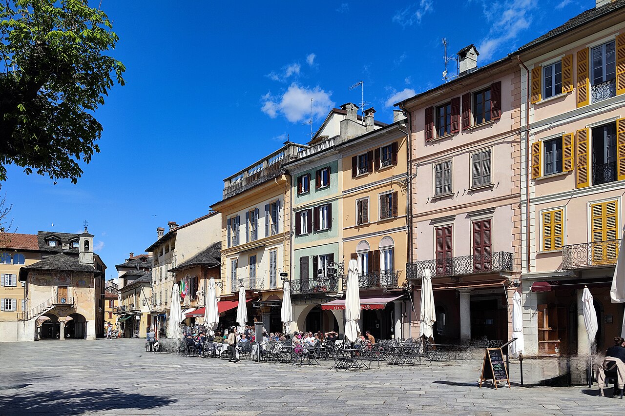 Piazza Motta a Orta San Giulio con le case porticate sul lago