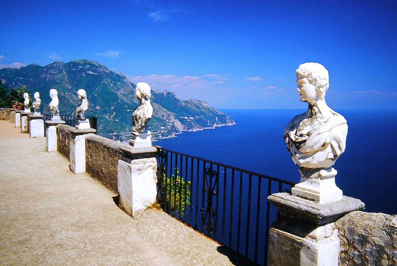 Busti di marmo lungo la Terrazza dell'Infinito a Villa Cimbrone