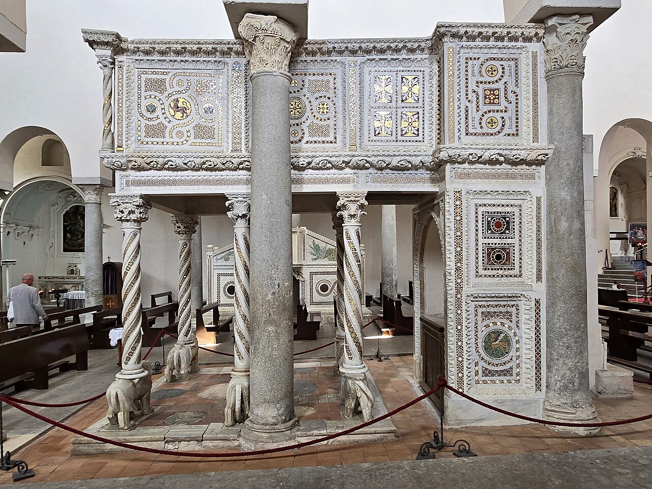 Ambone con mosaici nel Duomo di Ravello