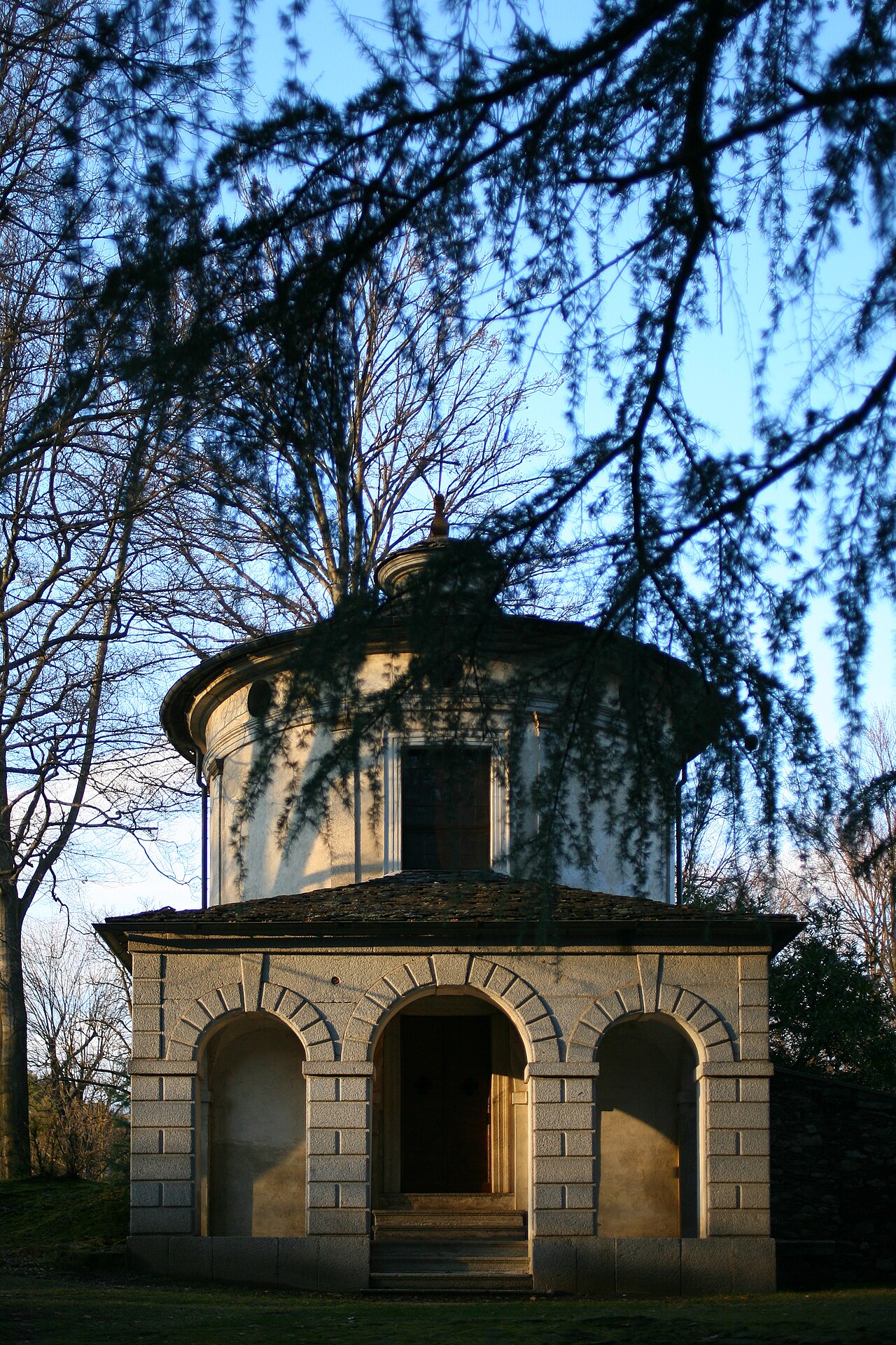 Una cappella del Sacro Monte di Orta nel bosco