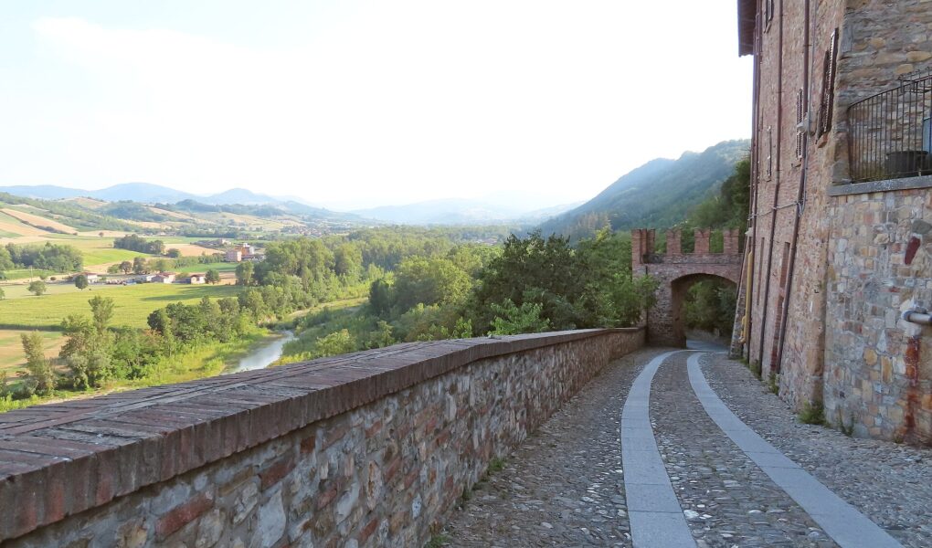 Panorama sulla Val d'Arda da una via di Castell'Arquato