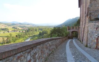 Panorama sulla Val d'Arda da una via di Castell'Arquato