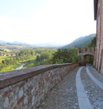 Panorama sulla Val d'Arda da una via di Castell'Arquato