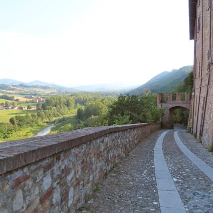 Panorama sulla Val d'Arda da una via di Castell'Arquato