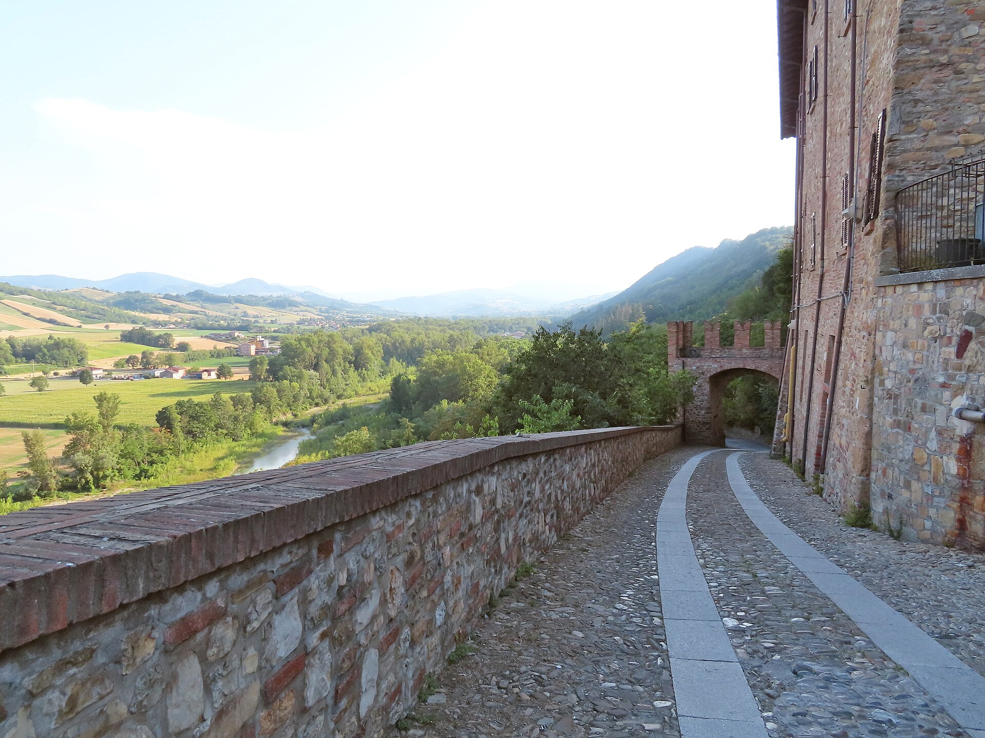 Panorama sulla Val d'Arda da una via di Castell'Arquato