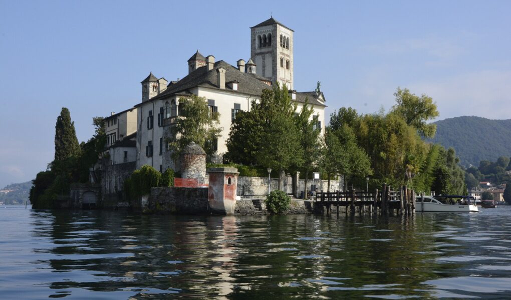 Isola di San Giulio sul lago d'Orta con la basilica romanica