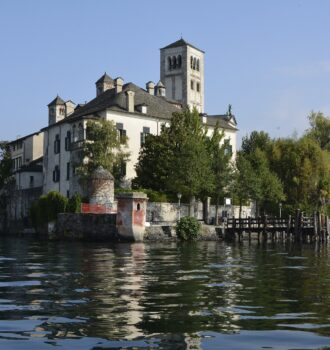 Isola di San Giulio sul lago d'Orta con la basilica romanica