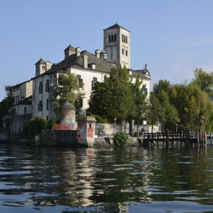Isola di San Giulio sul lago d'Orta con la basilica romanica