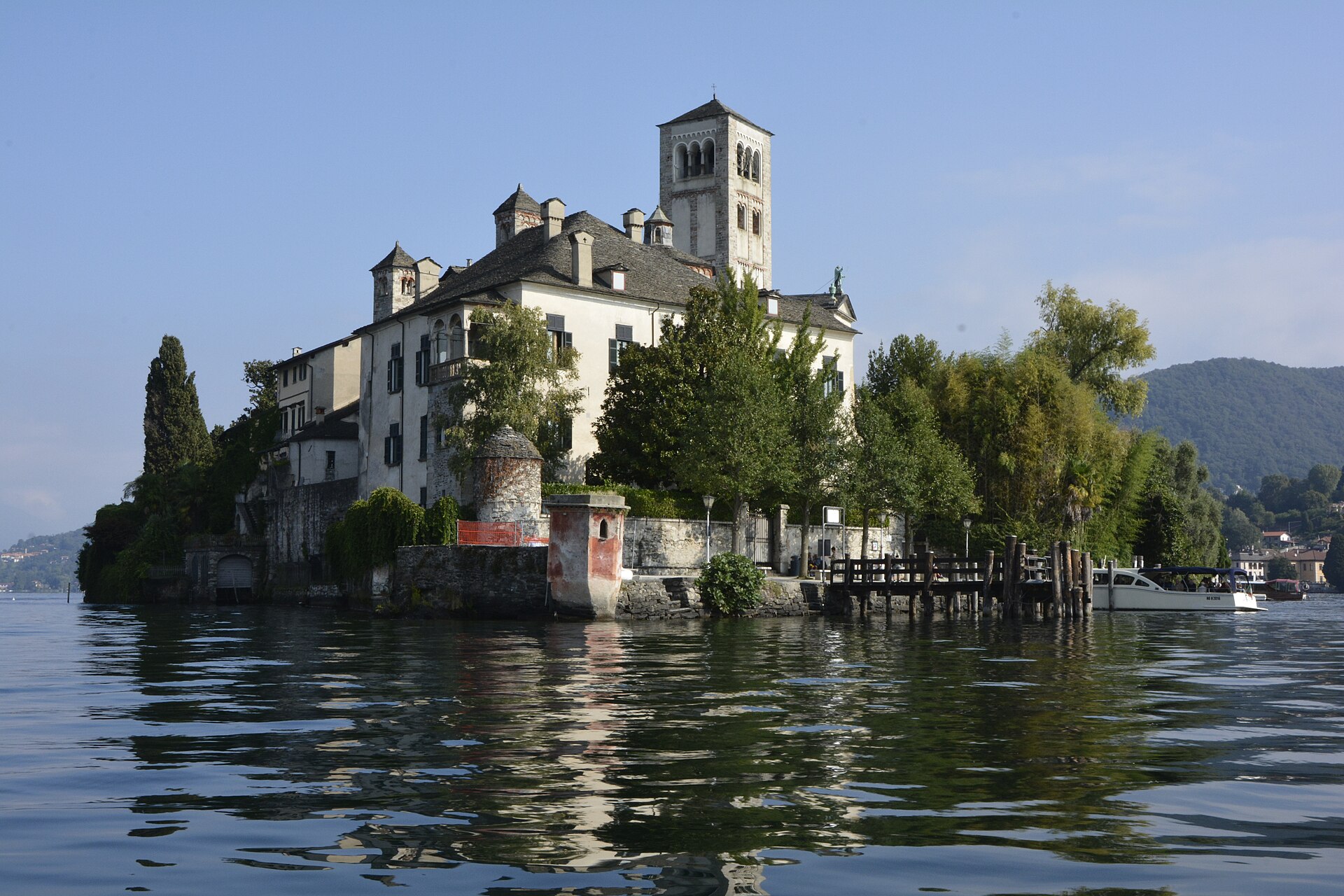Isola di San Giulio sul lago d'Orta con la basilica romanica