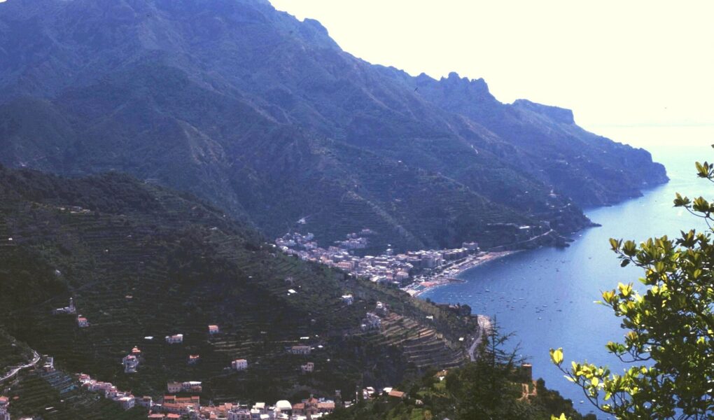 La Costiera Amalfitana vista dall'alto da Ravello