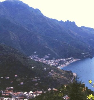 La Costiera Amalfitana vista dall'alto da Ravello