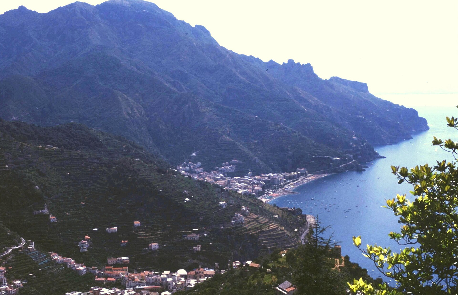 La Costiera Amalfitana vista dall'alto da Ravello