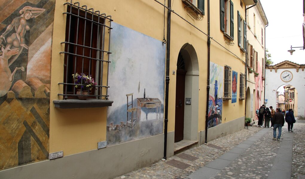 Vicolo di Dozza, in provincia di Bologna, con murales dipinti sulle facciate delle case