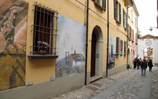 Vicolo di Dozza, in provincia di Bologna, con murales dipinti sulle facciate delle case