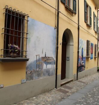 Vicolo di Dozza, in provincia di Bologna, con murales dipinti sulle facciate delle case