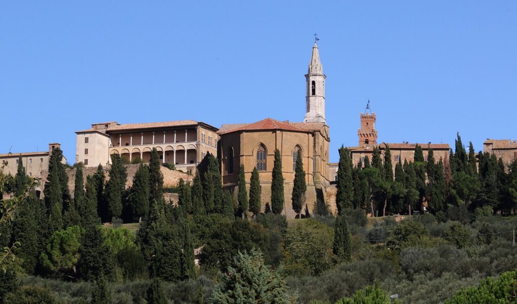 Pienza vista dalla Val d'Orcia con la cattedrale e il campanile