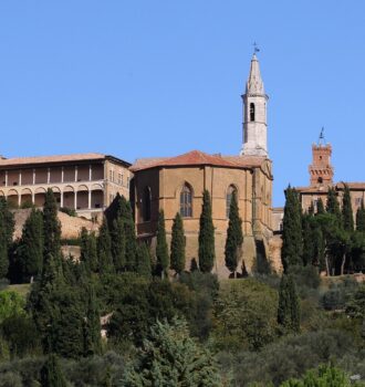 Pienza vista dalla Val d'Orcia con la cattedrale e il campanile