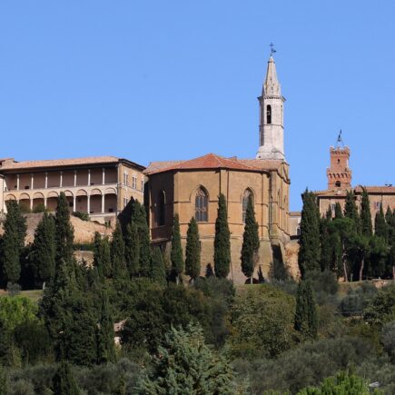 Pienza vista dalla Val d'Orcia con la cattedrale e il campanile