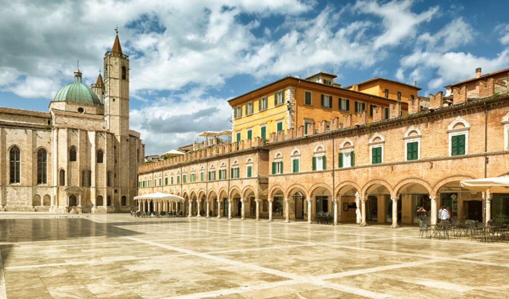 Ascoli Piceno città d'arte: guida alla Piazza del Popolo e al Crivelli