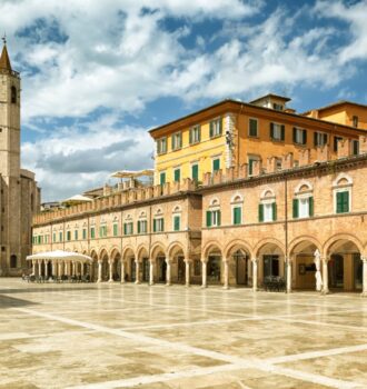 Ascoli Piceno città d'arte: guida alla Piazza del Popolo e al Crivelli