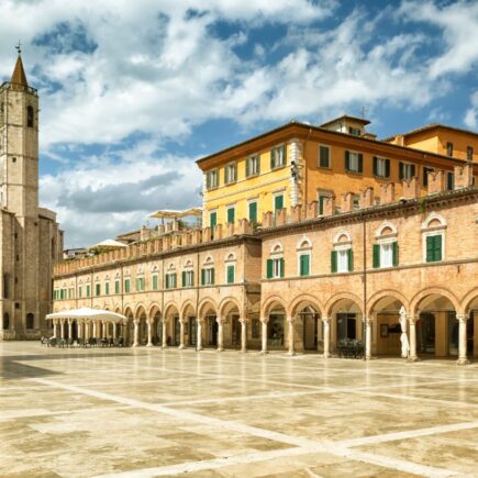 Ascoli Piceno città d'arte: guida alla Piazza del Popolo e al Crivelli