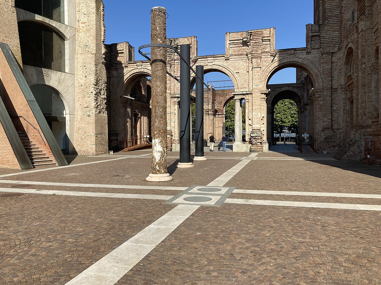 Gli archi in mattoni e le colonne incompiute dell'atrio del Castello di Rivoli