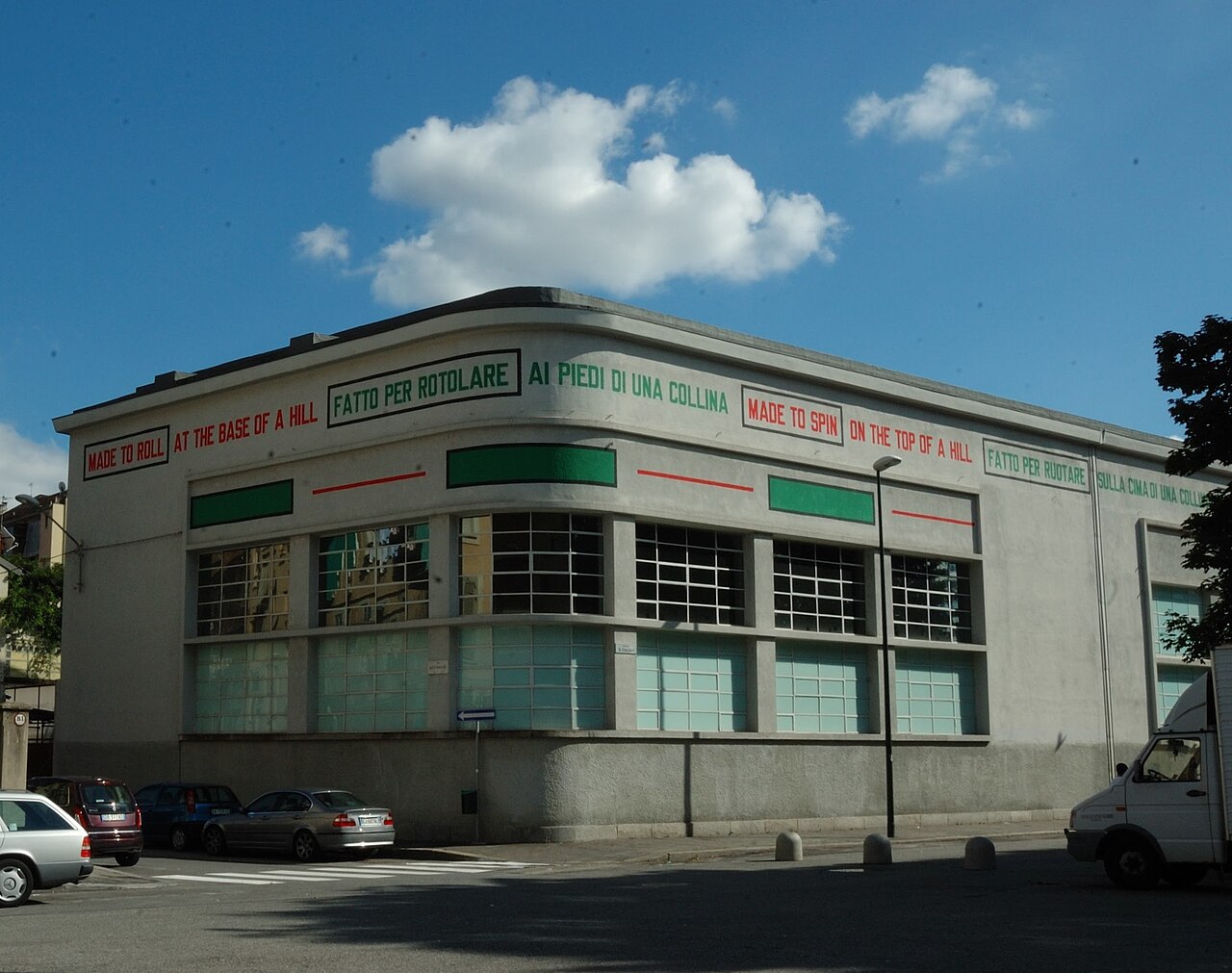 L'edificio della Fondazione Merz in via Limone a Torino, con le scritte al neon sulla facciata