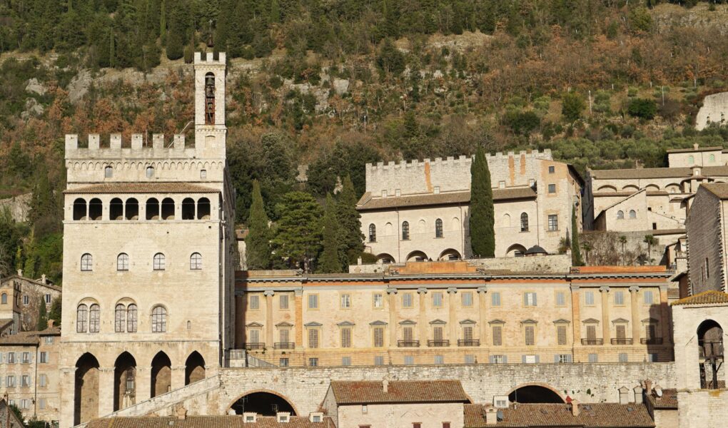 Gubbio città d'arte: guida al Palazzo dei Consoli e alla Corsa dei Ceri