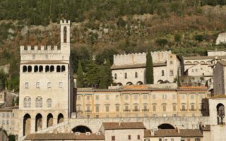 Gubbio città d'arte: guida al Palazzo dei Consoli e alla Corsa dei Ceri