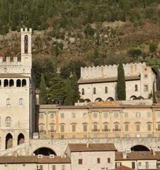 Gubbio città d'arte: guida al Palazzo dei Consoli e alla Corsa dei Ceri