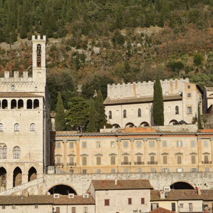 Gubbio città d'arte: guida al Palazzo dei Consoli e alla Corsa dei Ceri