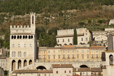 Gubbio città d'arte: guida al Palazzo dei Consoli e alla Corsa dei Ceri