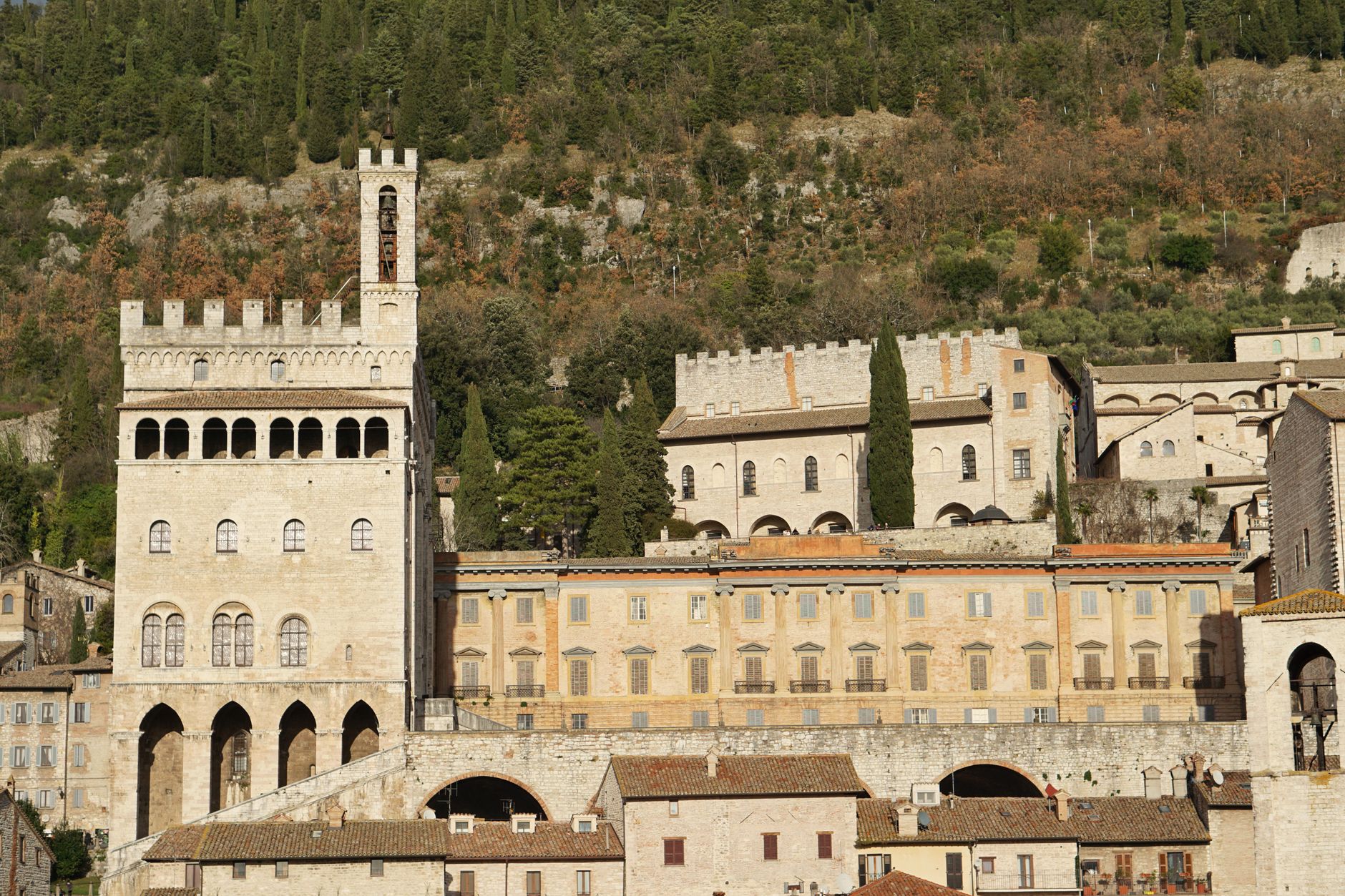 Gubbio città d'arte: guida al Palazzo dei Consoli e alla Corsa dei Ceri