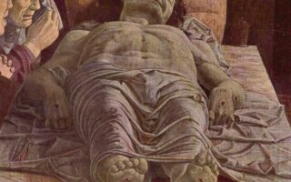 Cristo morto di Andrea Mantegna: il corpo di Cristo disteso in scorcio sulla pietra, con i piedi verso chi guarda e tre dolenti a sinistra