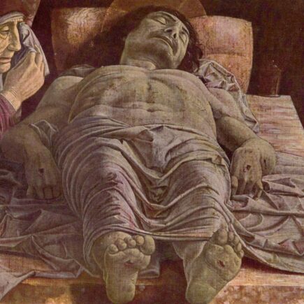 Cristo morto di Andrea Mantegna: il corpo di Cristo disteso in scorcio sulla pietra, con i piedi verso chi guarda e tre dolenti a sinistra